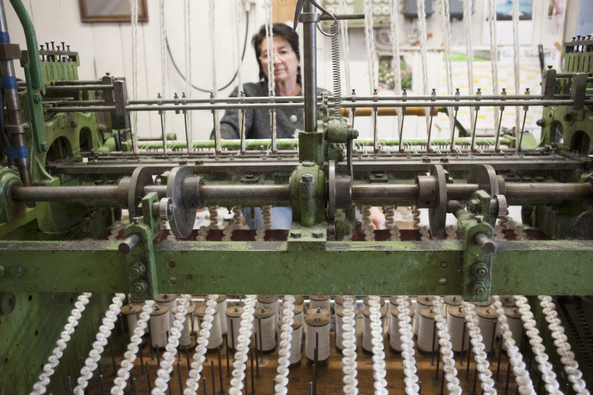 Weberin bei der Arbeit (Allgäuer Handwebereien Thalkirchdorf)