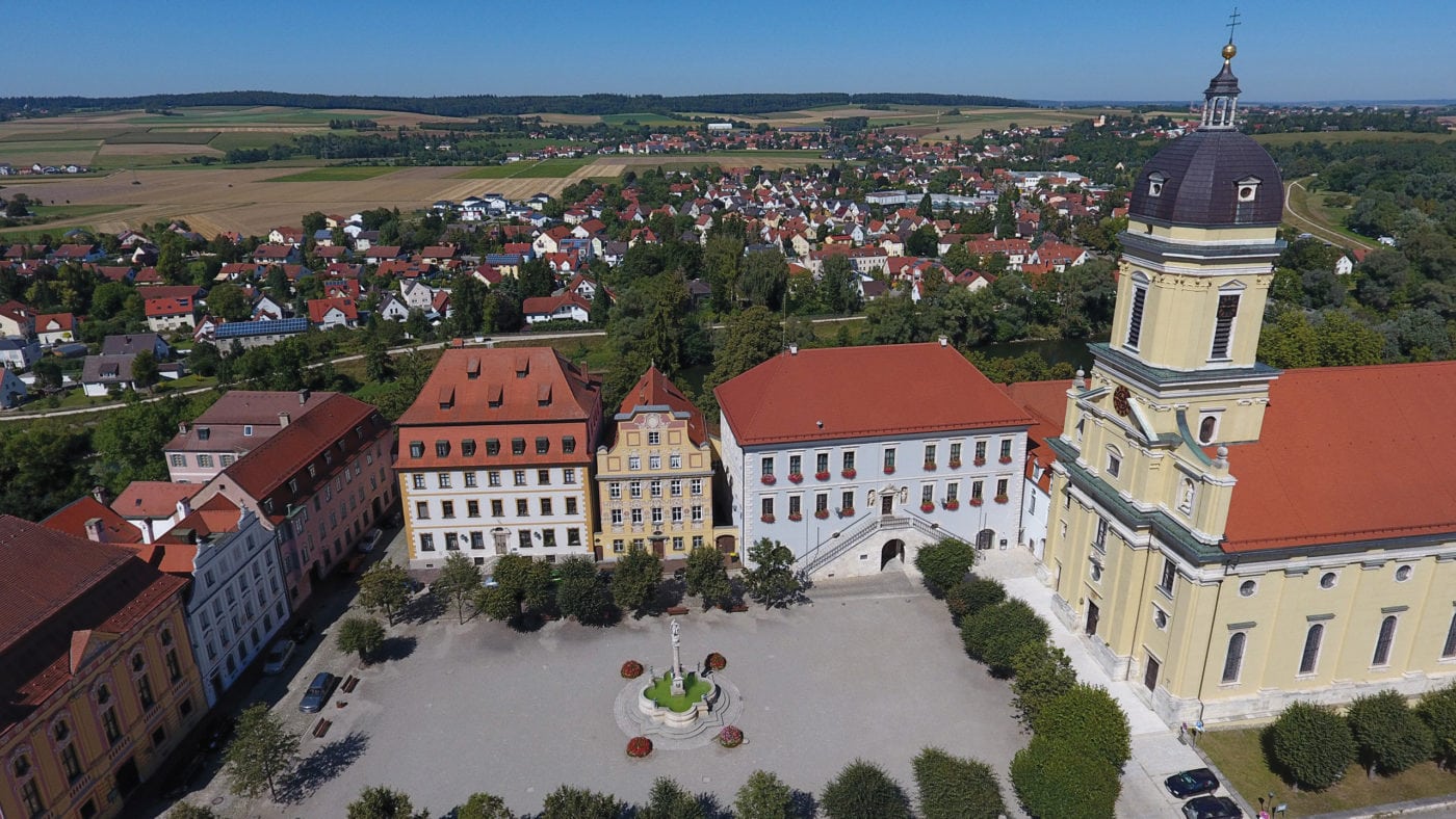 Karlsplatz mit Rathaus und Hofkirche (Neuburg an der Donau)